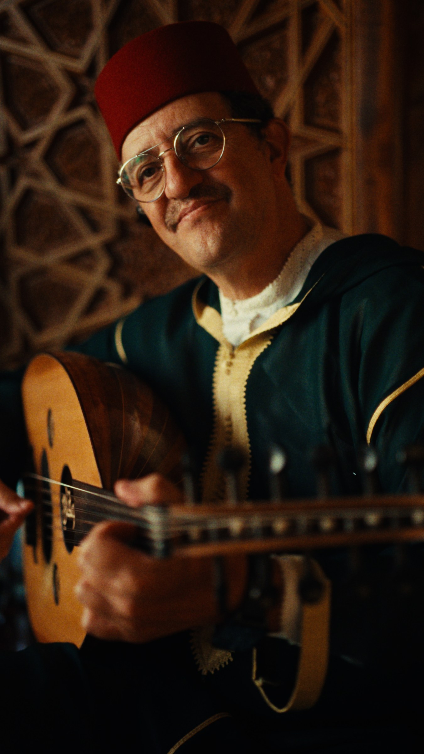 A musician playing the oud at Royal Mansour.